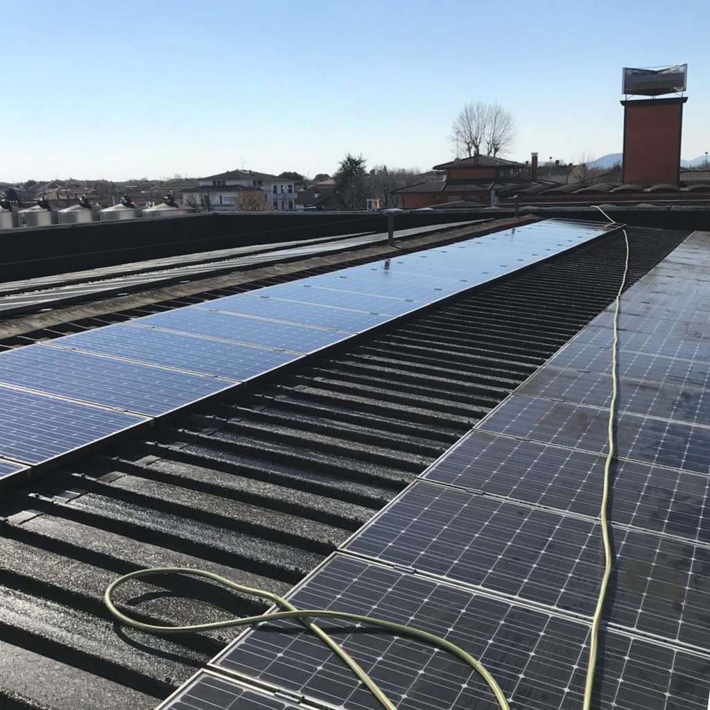Pulizia professionale tetti e pannelli solari/fotovoltaici Pulizia professionale tetti e pannelli solari/fotovoltaici
